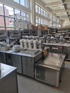 常年回收不銹鋼工作臺(tái)，水池，灶臺(tái)，冷藏柜